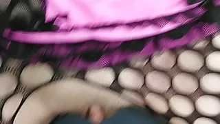 une bonne petite chatte lisse prise sur le capote voiture