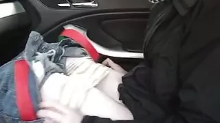 Silvia im Auto gefingert