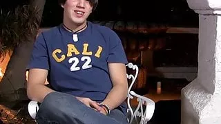 Interviewter junger Kerl masturbiert und spritzt Sperma