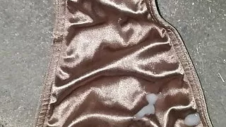 Sperma auf Victoria Secret Satin Tanga