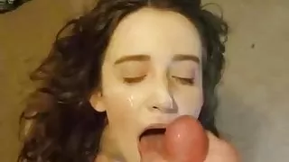 Hübsche Frau nimmt eine schöne Gesichtsbehandlung