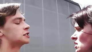 Vollbusige Oma diszipliniert jungen Schwanz mit öffentlichem Handjob