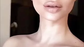 Emily Ratajkowski selfie