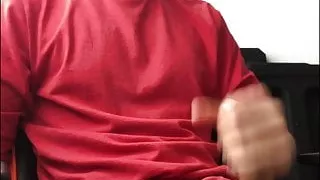 Ungeschnittener Schwanz schießt seine Ladung ab und macht dabei wilde Geräusche