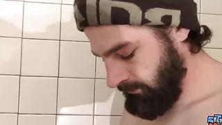 Ungezogener Klempner spielt mit seinem Schwanz und lässt es regnen