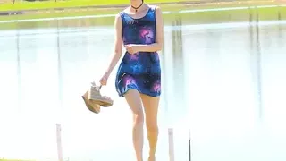 Preciosa anglosajona insert a celular vagina public no panty