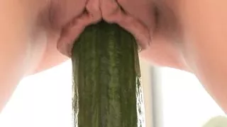 Preciosa anglosajona girfriend cucumber insertion shaved pus