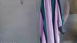 Prima si toglie lo salvaslip e poi piscia forte