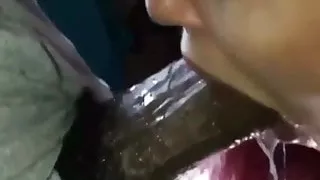 elle tente d'elargir sa gorge