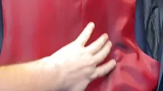 Marinefarbener Anzug mit rotem Futter