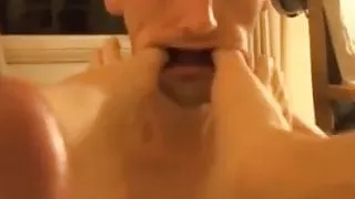 Die Schwuchtel ist eine gute Schlampe, die ihrem Meister dient und ihn anbetet