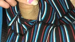 Mit dem Schwanz meines Mannes spielen, während er Auto fährt