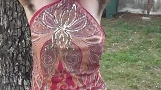 Große haarige Achselhöhlen entblößt