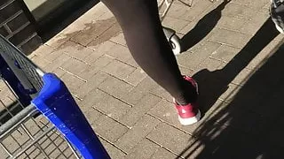 Schlampe deutsche Frau in glänzender schwarzer blickdichter Strumpfhose