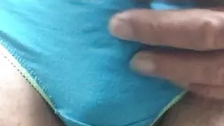 in den Höschen der Enkelin spielen