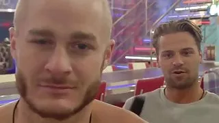 Reality Star James Hill ohne Hemd