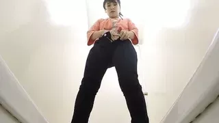 Japanese babe pissing and fingering her pussy