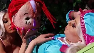 2 hot blondes share Halloween scare