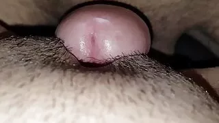 deslizando mi pinga por su rica vagina mojadita y caliente