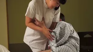 Mature Japanese masseuse gives client handjob Subtitles