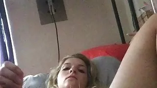 Young Hottie Loves to Play With Herself