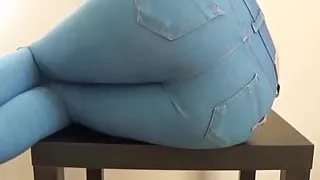 A nice arse ripping hot farts in jeans - lovely :)