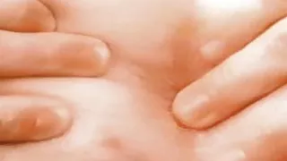 Der Hengst zerrt an seinem Schwanz, bis er mit einem Haufen Sperma ausbricht