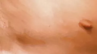 Muskulöser Hengst bekommt seinen Schwanz und seine Nippel von einer süßen Frau gelutscht