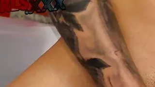 Badende Solo-Transe vergnügt sich