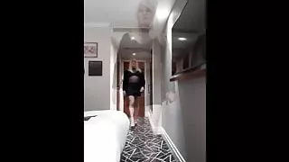 Sandra wartet im Hotelzimmer auf einen Kunden