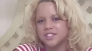 Die gepiercte Debütantin Velvet entleert ihr Sperma aus dem Kondom, nachdem sie gevögelt hat