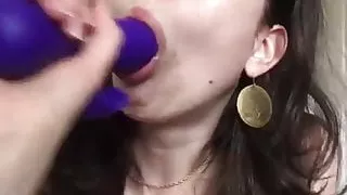 Diannabunni is sucking her vibrator