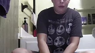 Molliges Mädchen furzt auf dem Badezimmerboden