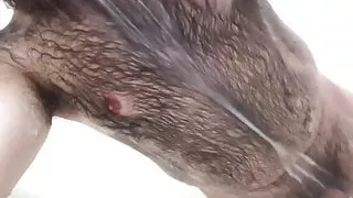 super haariger und bärtiger Typ duscht