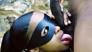 Afrikanische Maske Milf nimmt einen großen Schwanz