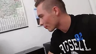 Ein dickbäuchiger Bürohengst wird auf den Boden gelegt