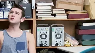 Junger Hetero-Dieb wird von knackigem Wachmann erwischt und gefickt