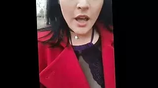 Milf masturbates walk home