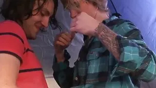 Langhaarige Skater beim Arschficken in einem Campingzelt
