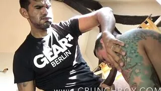 Tatoo Boy gefickt barbeakc von einem to platino xxl Schwanz CRUNCHBOY