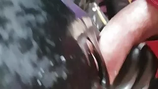 Latex und Schwanz voller Spucke