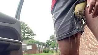 Pinkeln und Abspritzen auf dem Parkplatz