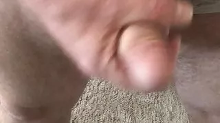 Crossdresser streichelt harten Schwanz im Höschen