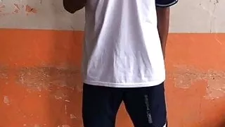 Strohiger schlanker Mann mit sehr großem leckeren Schwanz