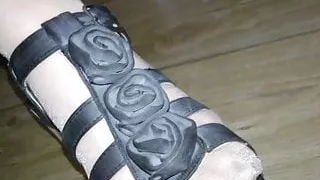 Les pieds de ma salope en nylon et chaussures sexy