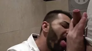 Latino-Gestüt lutscht Schwanz vor Bareback und Sperma im Mund