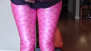 Lyndsay Allison in engen geilen Leggings