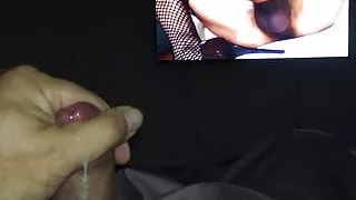 Opa wichst Sperma beim Shemale Porno gucken