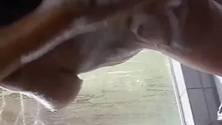 Morena Peituda Novinha Dancando na Banheira