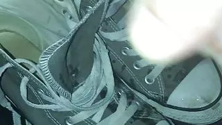 Sperma auf Mädchen grau converse hi-tops